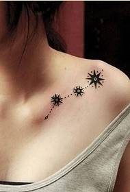 Mga personalidad nga babaye nga mga abaga nga matahum nga nagtan-aw sa mga litrato sa mga pattern sa tattoo sa tattoo