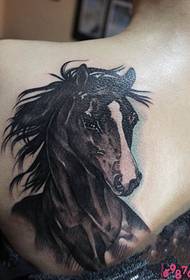 女子背部马头像纹身图案图片
