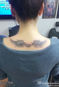 Ms. nőies csípő szárnyakkal tetoválás minta