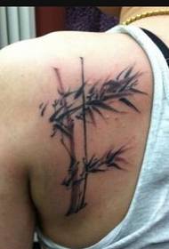 Bela kaj bela aspektanta bambua tatuaje bildo sur la dorso de la ŝultro