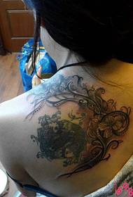 Immagine tatuaggio ragazza totem spalla alternativa rosa totem