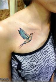 Wzór tatuażu kolibra w kolorze obojczyka