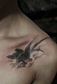 Immagine di modello femminile del tatuaggio del sorso di modo bello della spalla femminile