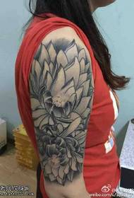 Patrún tatú tattoo ghualainn Lotus