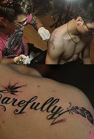 Spalla piccola foto di tatuaggio inglese fresca