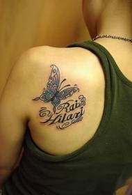 Pusaudžu meitenes muguras plecu tauriņš ar angļu tetovējuma attēlu