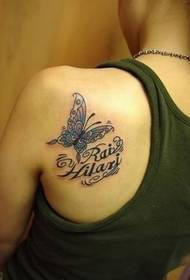 Farfalla della spalla posteriore dell'adolescente con l'immagine inglese del tatuaggio