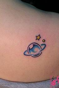Ragazza tatuaggio spalla piccolo pianeta immagine