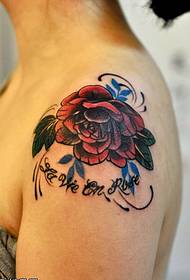 Gambar bahu perempuan tampak cantik berwarna-warni mawar tato
