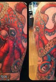 Красный большой узор татуировки осьминога