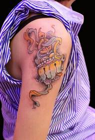 Bellissima immagine di tatuaggi totem dai colori tonici per le spalle delle ragazze