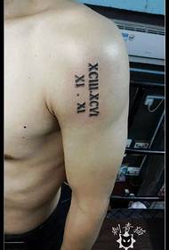 Modello di tatuaggio con numeri romani sulla spalla
