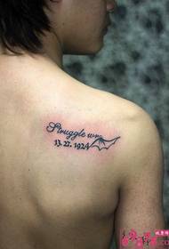 Ar ais ghualainn pictiúir tattoo faisin aibítir Béarla coitianta