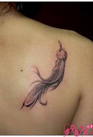 Foto tatuaggio piuma spalla posteriore