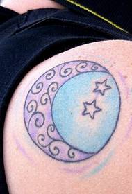 Bela luna tatuaje mastro sur la ŝultroj