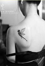 ქალი მხრებზე ლამაზი ელფის tattoo სურათის სურათი