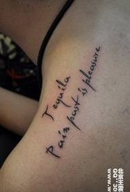 Pátrún tattoo dathúil Béarla fionnuar