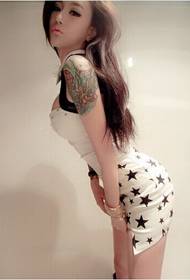 Maschera sexy del tatuaggio del modello della bella bella spalla pura della donna