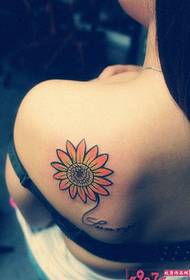 Merginos nugaros pečių saulėgrąžų šviežios tatuiruotės paveikslėlis