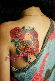 I-Creative skull ne-rose ehlombe yesithombe se-tattoo