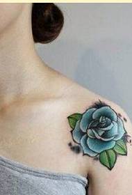 Mooi mooi ogende roos tattoo patroon foto op vrouwelijke schouder