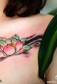 Image de tatouage lotus couleur épaule
