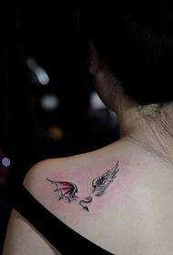 Djalli engjëjt krahë krah tatuazheve të shpatullave