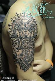 Κλασικό μοτίβο τατουάζ κατσίκας ατμοσφαιρικής