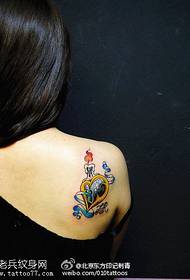 Kyakkyawar mace kafada tana ƙone ƙirar tattoo zuciya mai zafi