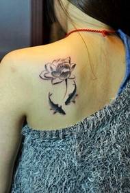 Tatuaj elegant de calmar pe umăr