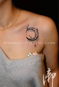 Modello di tatuaggio luna spalla
