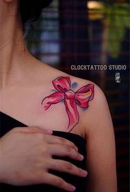 Iphethini le-tattoo yomnsalo wamahlombe wesifazane