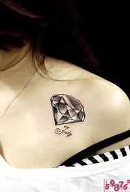 女子肩部钻石纹身图片