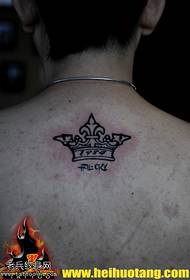 Olkapää pieni kruunu pieni tuore tatuointikuvio