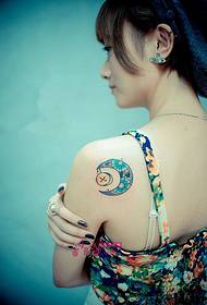 Immagine di tatuaggio di bellezza totem spalla profumata luna