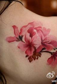 Schéin rosa Plum Tattoo op d'Schëlleren