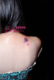 香りのある肩紫の小さな桜のタトゥー画像