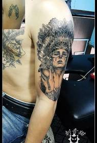 Modello di tatuaggio della dea indiana tatuata coperto vecchio