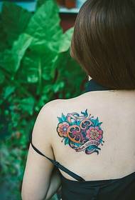 Femaleенско задно рамо убава и стилска боја слика за тетоважа за заклучување на боја