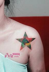 Зоряне татуювання на плечі з ароматом зірки