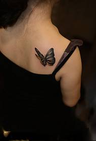 Fotografi e bukur me aromë të vogël tatuazhesh me flutur të freskët