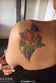 Model de tatuaj trandafir pe spinii umărului