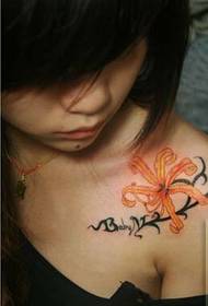 MM ramena lijepa i lijepa slika s druge strane cvjetnog uzorka tetovaže