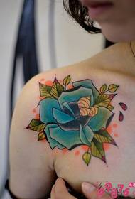 Foto de tatuatge de rosa blava a l'espatlla