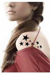 Bahu perempuan, tato bintang lima ujung yang hangat, menunjukkan gambar feminin