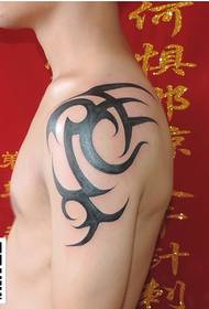 Striped totemova slika za tetovažu koja pokriva rame