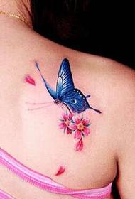 Prekrasna djevojka rame lijepa lijepa slika leptira tetovaža