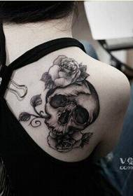 Ženské rameno osobnost černá šedá lebka květ tetování obrázek
