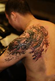 Vyras, vyraujantis šalikas, drakonas tatuiruotė paveikslėlis