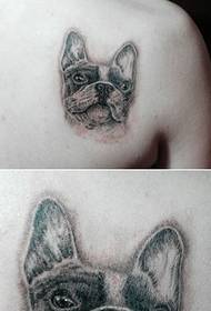 Schattige puppy hoofd achter schouder tattoo foto